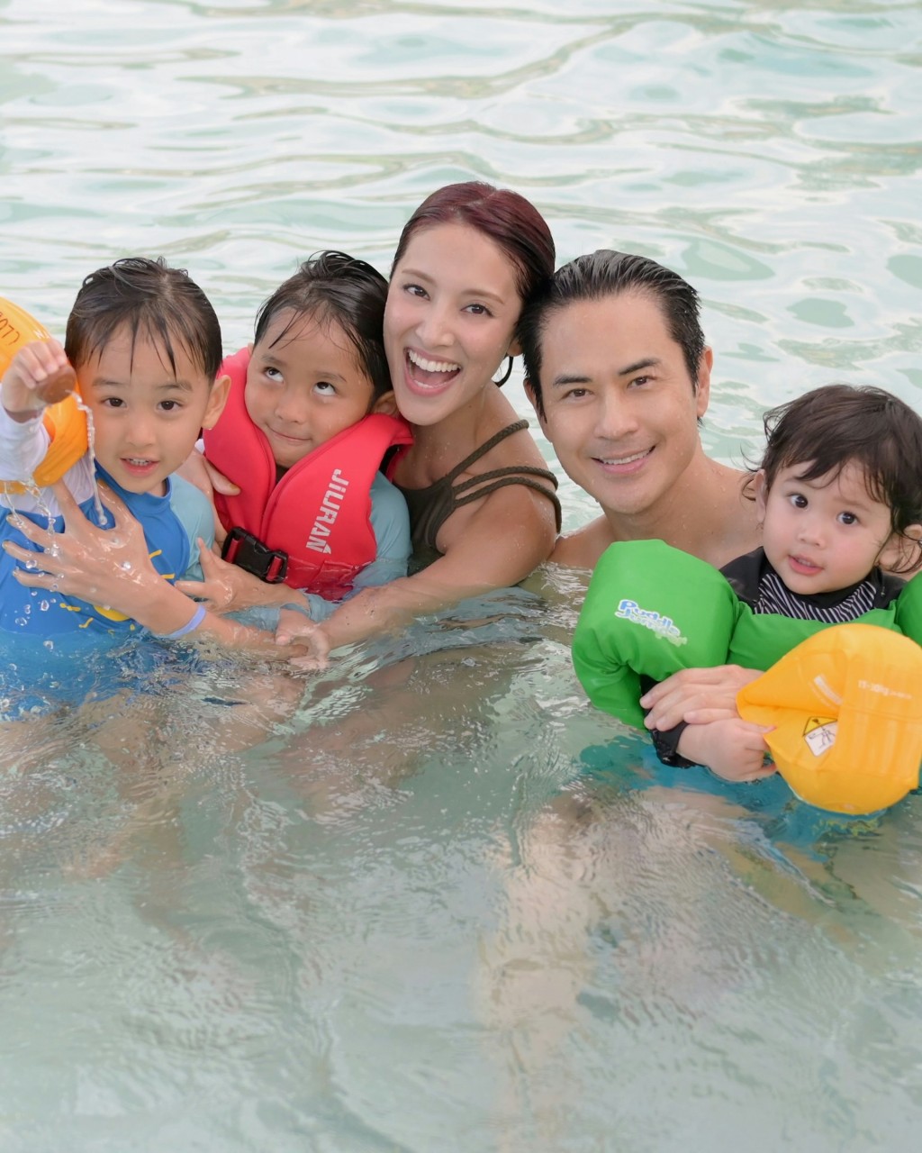 鄭嘉穎與陳凱琳婚後育有3子。 鄭嘉穎與陳凱琳婚後育有3子。