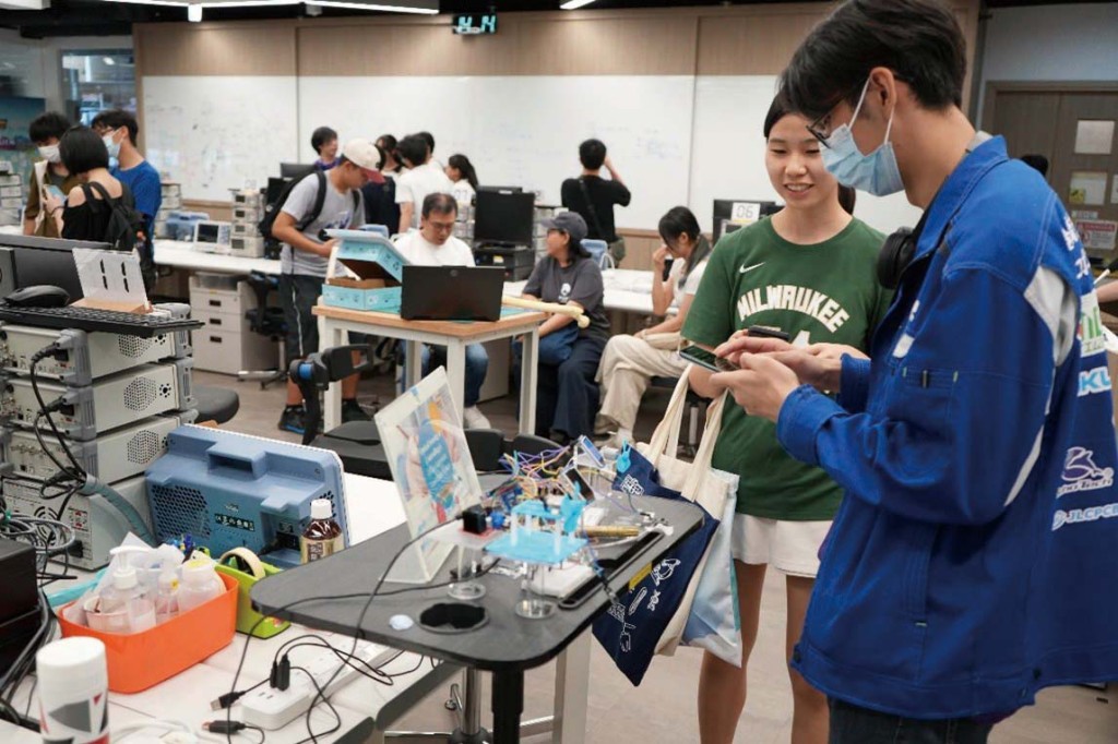 我們提供超過20門選修課程，涵蓋來自工程學院與理學院共四個不同學系的多個學科領域，讓學生能夠靈活地構建課程，以配合其職業發展目標。