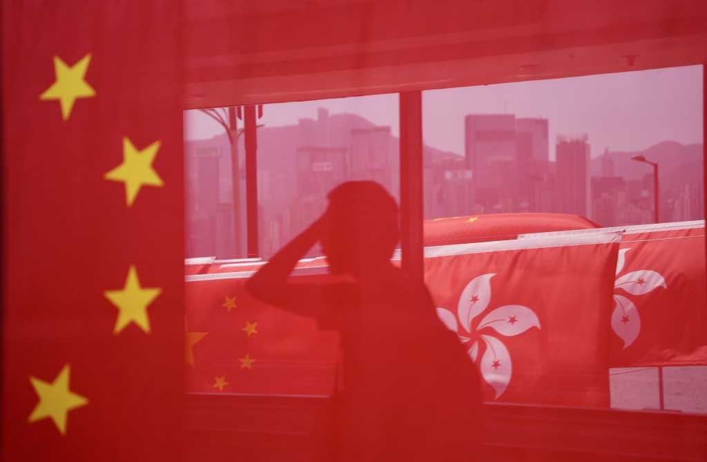 为庆祝中华人民共和国成立74周年，本港各地主要道路街巷纷纷悬挂起五星红旗和特区区旗。苏正谦摄