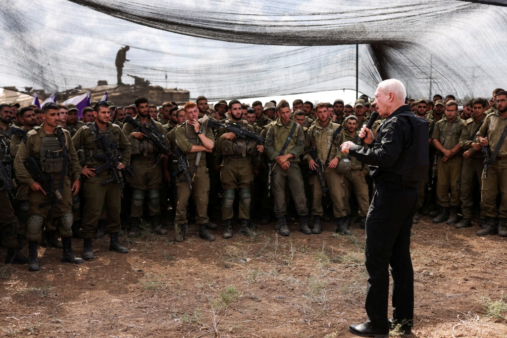 以色列国防部长加兰特告诉集结在加沙边境的部队，称他们很快就会「从内部」看到加沙，意味地面战一触即发。路透社