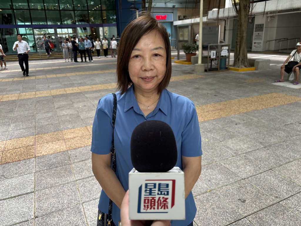 李女士認為李家超的政策有助穩定民心。 李女士認為李家超的政策有助穩定民心。