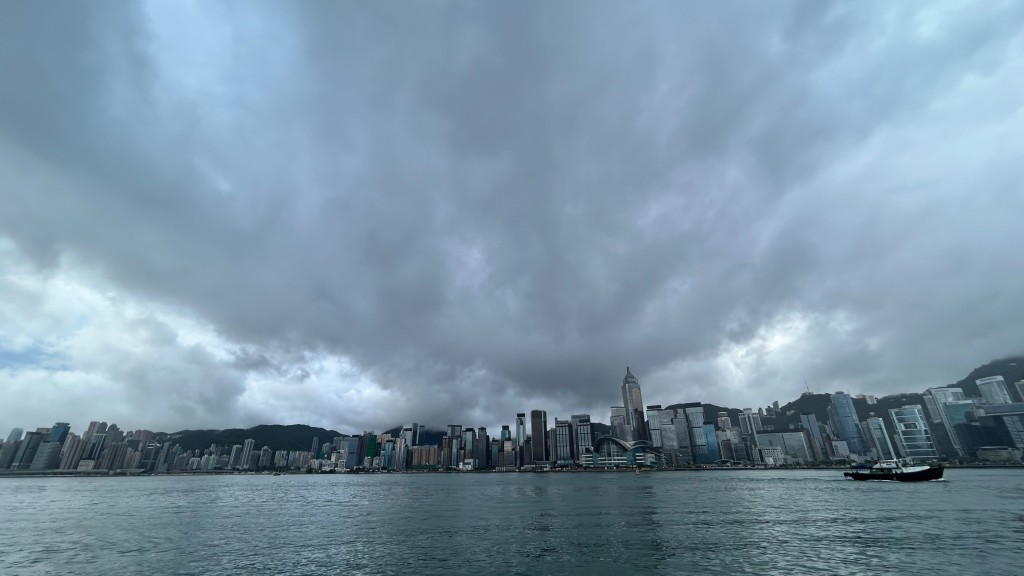 本港地區今日多雲,有驟雨及狂風雷暴,雨勢有時頗大。蔡楚輝攝 本港地區今日多雲,有驟雨及狂風雷暴,雨勢有時頗大。蔡楚輝攝