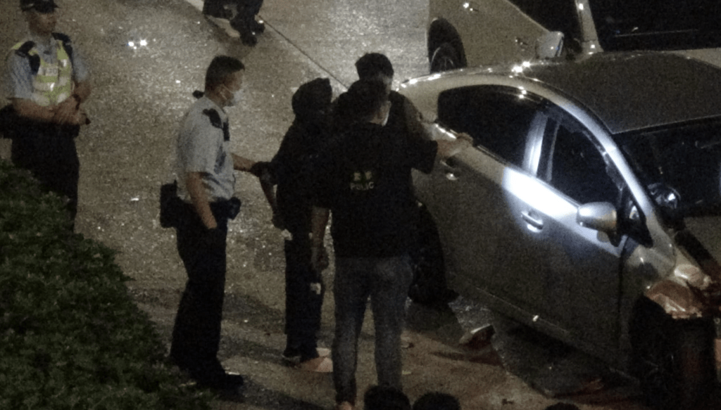 被告被黑布蒙頭，反鎖雙手調查。