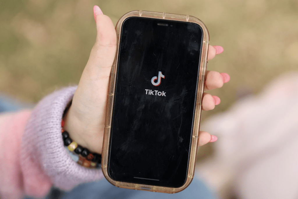 法國限制青少年使用社交媒體的政策遭遇重大阻力。路透社