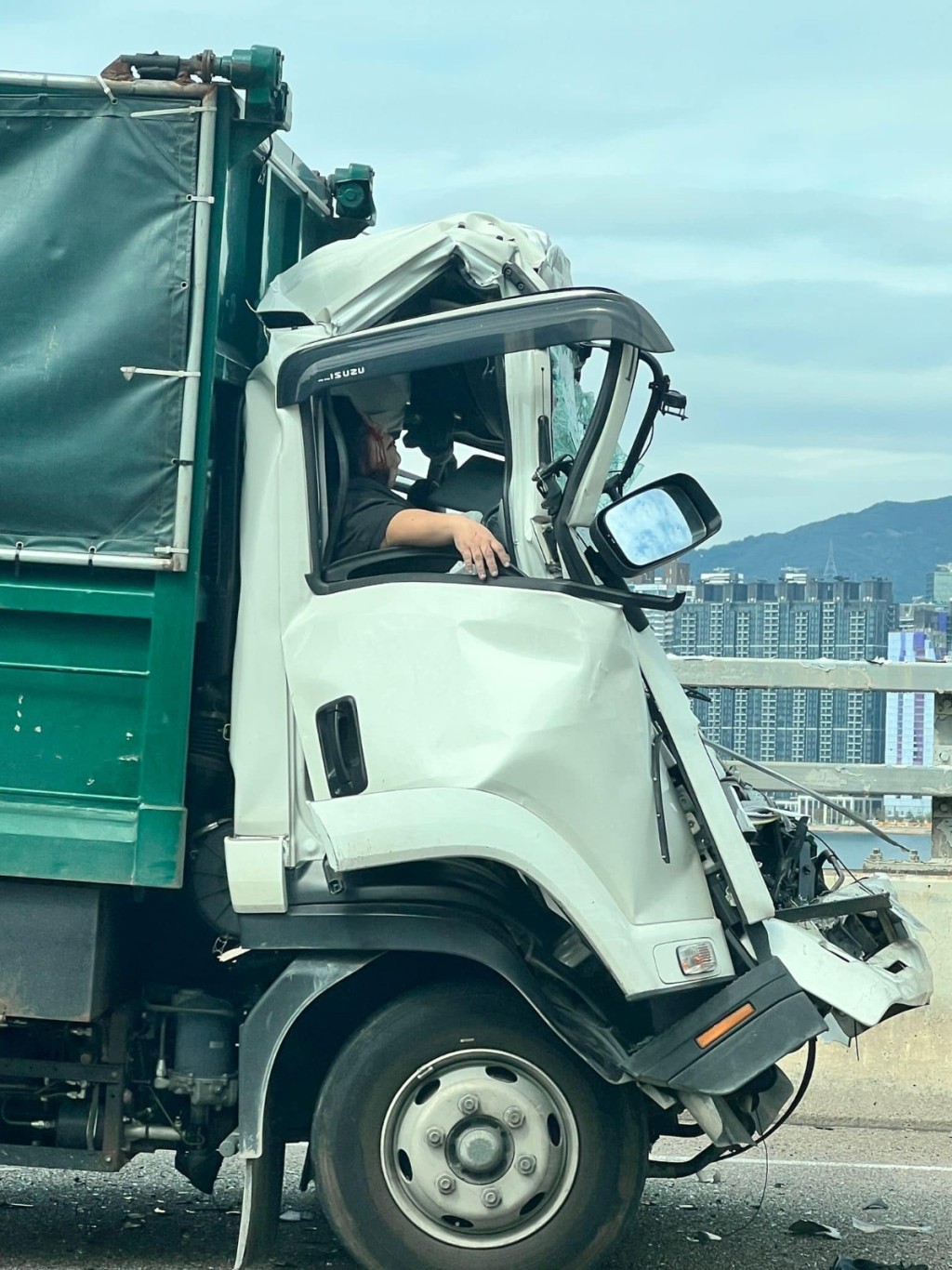 貨車女司機被困。車cam L（香港群組）