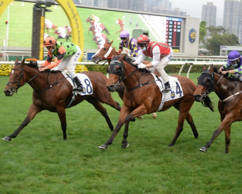 何澤堯策騎韋達馬房的「當家精神」大熱勝出。