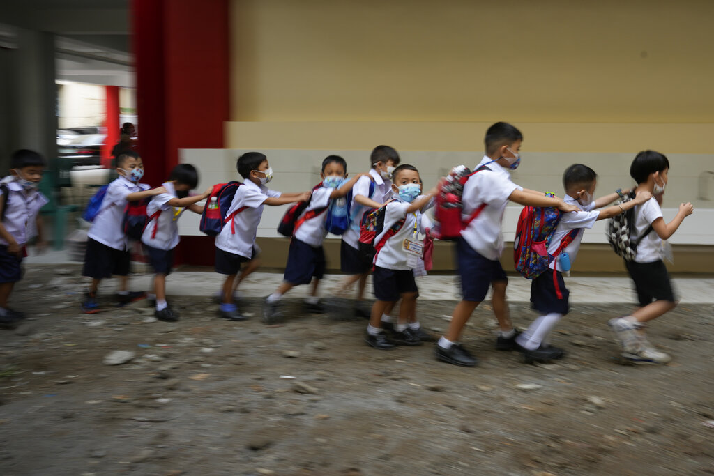 首都马尼拉一所小学学生2年来首次重开实体课。AP
