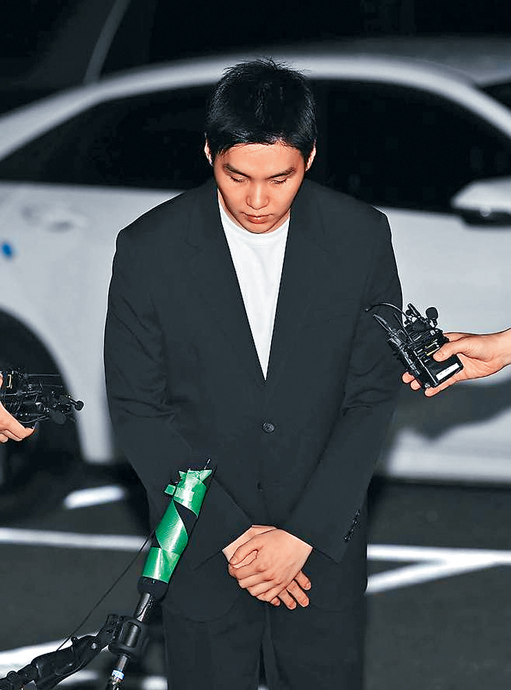 Suga離開警署時,就醉駕事件又再三向公眾道歉。