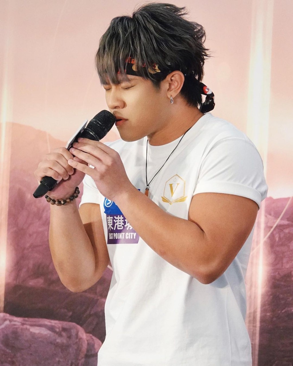 陈镇亨出席活动时献唱获好评。