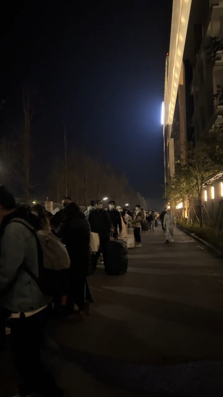 影片显示，成都的隔离酒店漏夜放人。