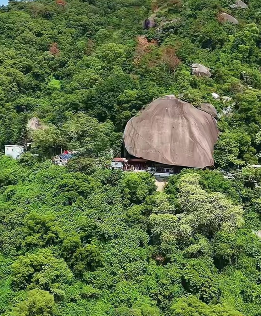 潮州打卡景点2024｜6. 甘露寺 二万吨巨石下建造佛寺，蔚为奇观。（图片来源：御美映心@小红书）