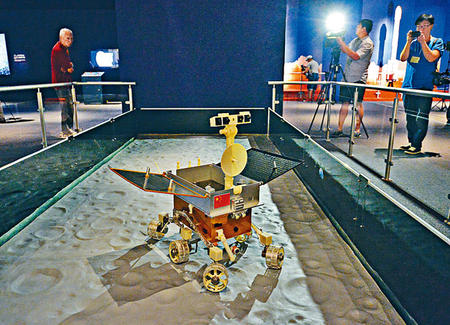 中國探月工程展的主角：「玉兔」月球車模型。
