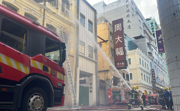 消防員射水灌救。澳廣視圖片 消防員射水灌救。澳廣視圖片