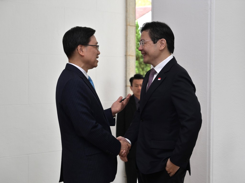 行政長官李家超（左）在禮賓府與訪港的新加坡總理兼財政部長黃循財（右）會面。政府新聞處