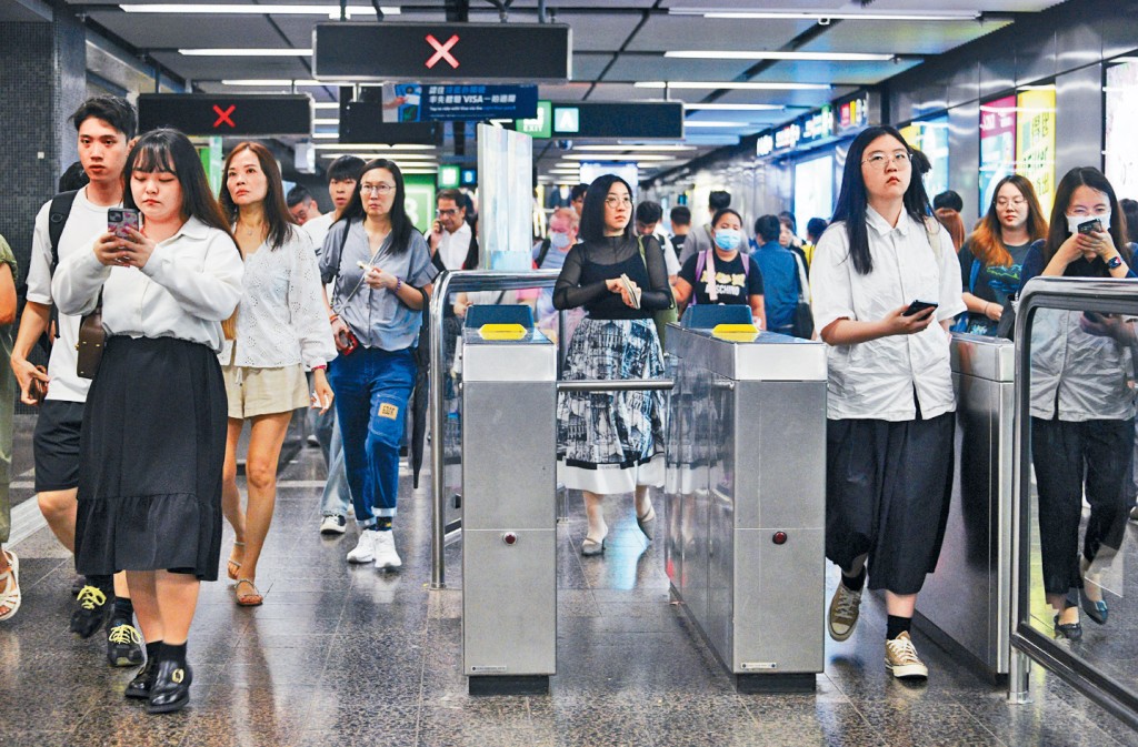 港鐵票價今年整體加幅3.09%,8成車程車費會上調最多0.4元。