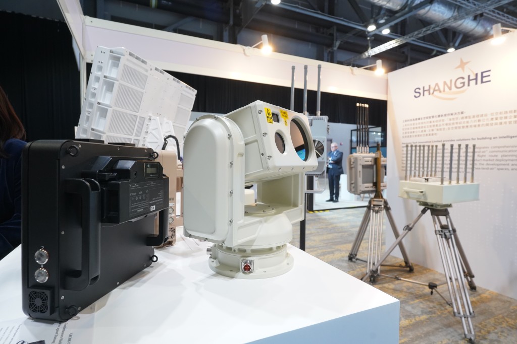 上和科技展示無人機反制盾及小型化光電識別跟蹤設備。