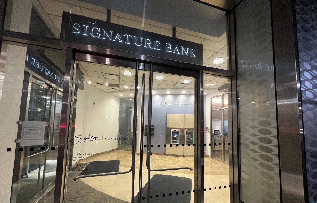 紐約州金融監管機構周日關閉了美國最大加密貨幣銀行Signature銀行。AP