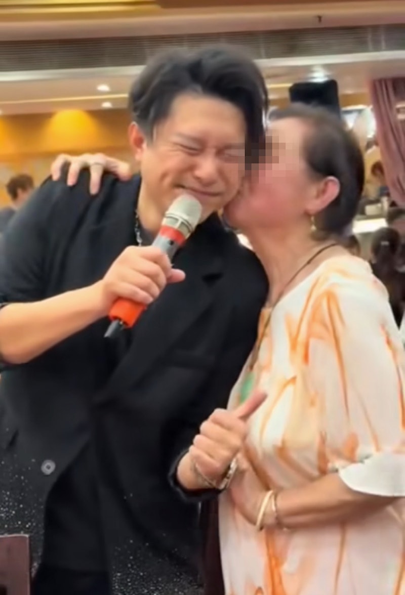 禤振華登台遭婆婆獎賞500元被逼「強吻」。 禤振華登台遭婆婆獎賞500元被逼「強吻」。