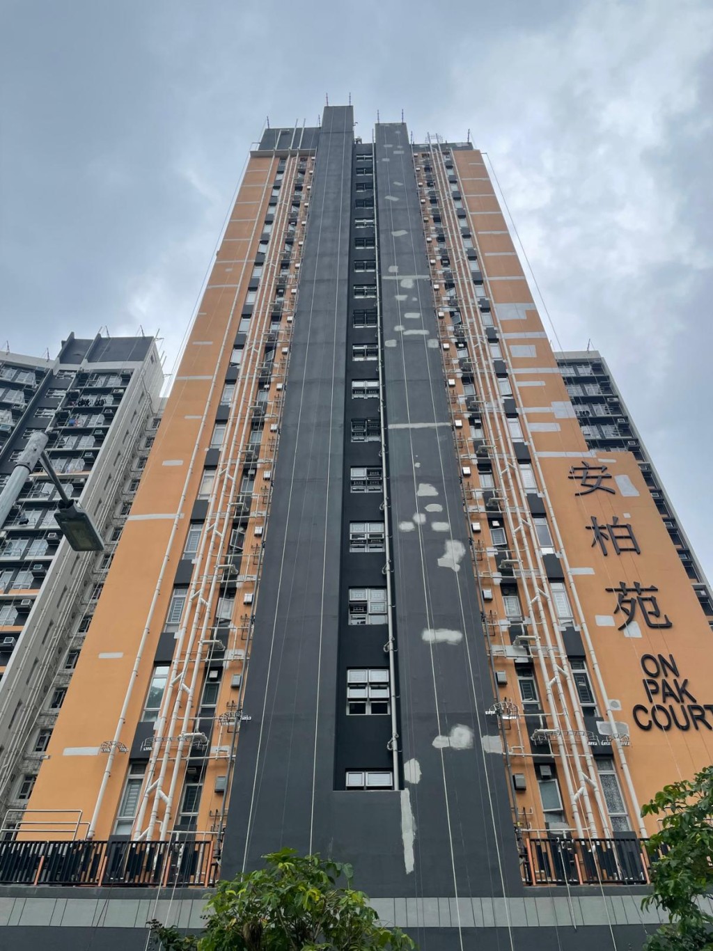 安達臣安柏苑交樓入伙至今僅一年,近日不少業主揭發外牆出現滲漏。業主吳小姐提供 安達臣安柏苑交樓入伙至今僅一年,近日不少業主揭發外牆出現滲漏。業主吳小姐提供