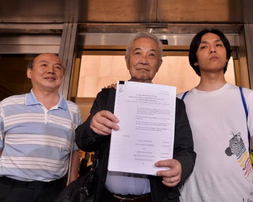 郭卓堅(中)在庭外表示對裁決感到「有一部分滿意」;社工呂智恆(右)在庭外表示不認同鄉議局所指「無乜所謂」。