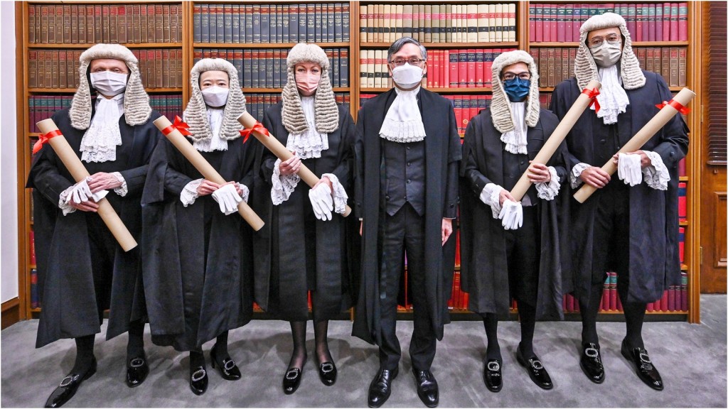 終審法院首席法官張舉能（右三）與温狄芹（左三）、馬嘉駿（右二）、唐思佩（左二）、李頌然（右一）和鍾偉滔（左一）合照。