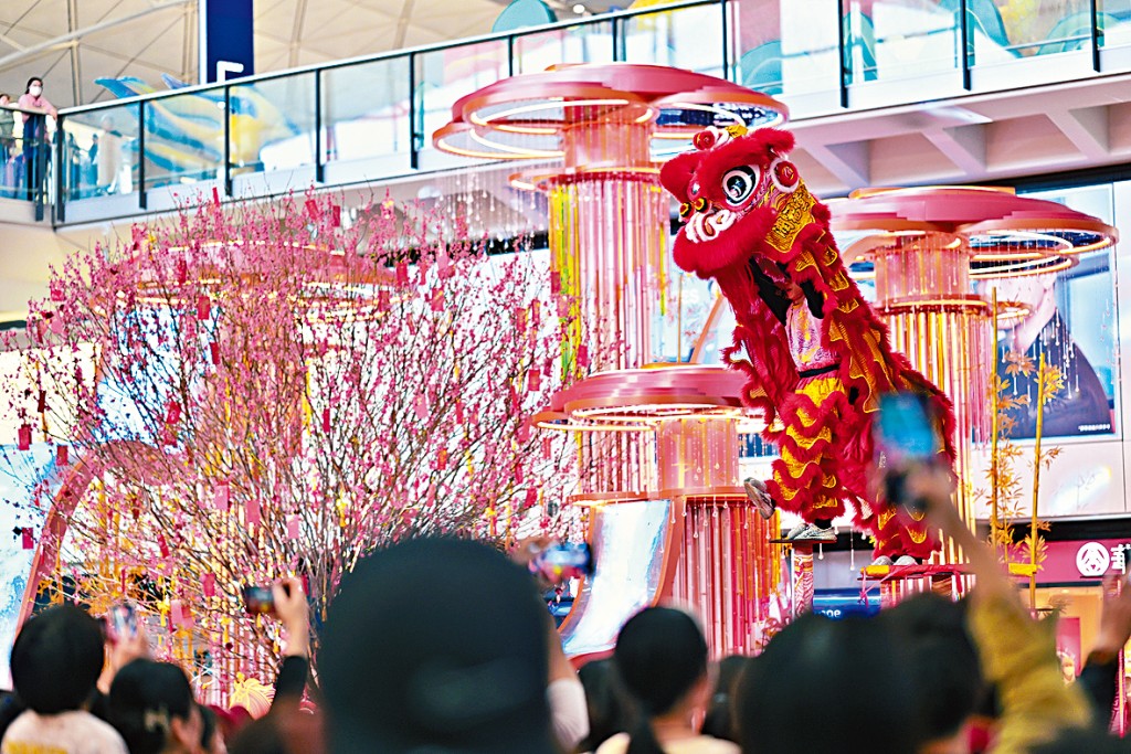 大年初一醒獅點睛，為機場送上滿滿福氣。