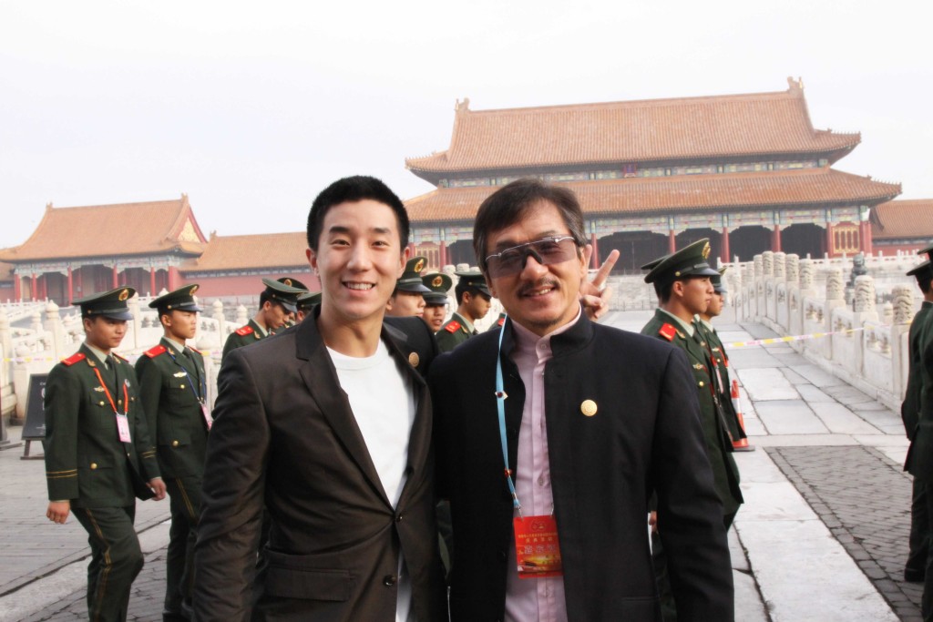 成龍曾談及父子關係，指自己因專注事業又對兒子有嚴格要求，二人曾試過一年只通一次電話。