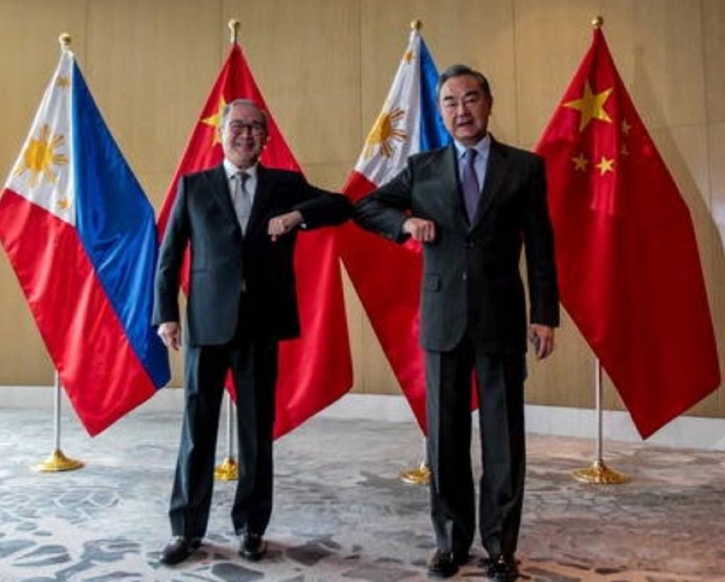 洛钦与王毅。中国外交部网站资料图片