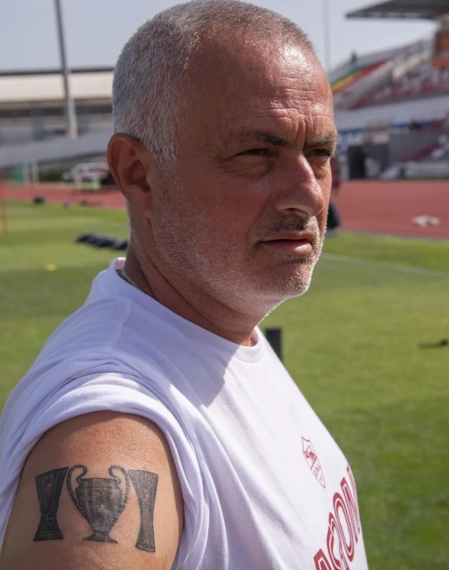 摩連奴將自己曾獲的歐洲三大獎盃紋上膊頭。摩連奴Instagram圖片 
