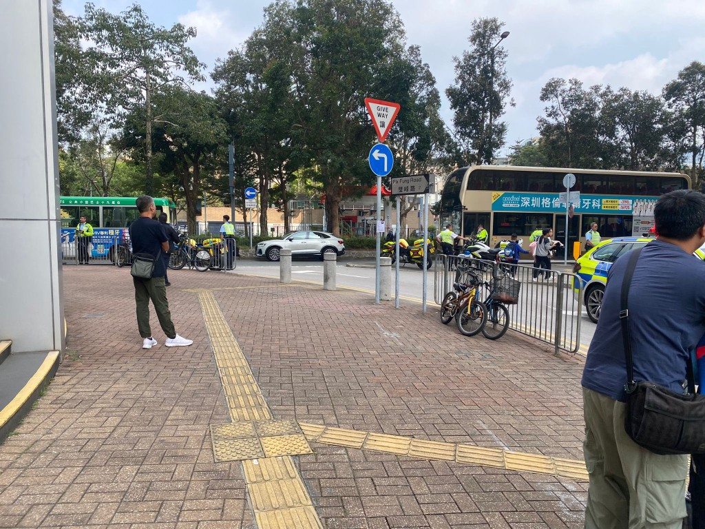 馬會道九巴與小巴相撞。fb 馬路的事討論區Bosco Chu圖片 馬會道九巴與小巴相撞。fb 馬路的事討論區Bosco Chu圖片