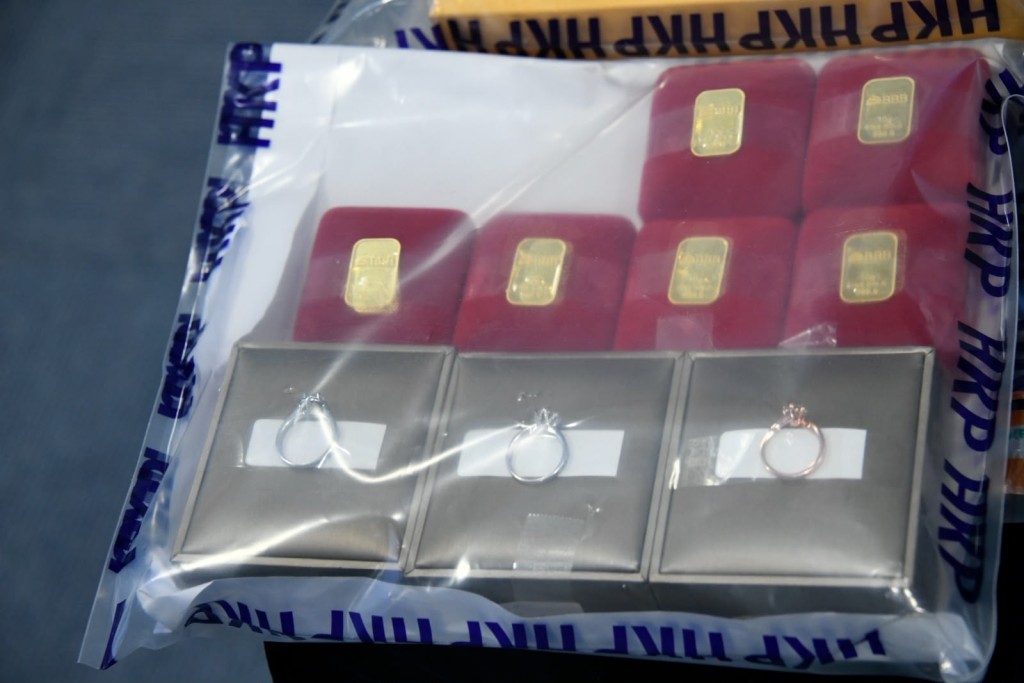 警方在相關辦事處檢獲約54萬元現金、25部手提電話及電腦、大量投資合約、不同類型的沉香產品。楊偉亨攝 警方在相關辦事處檢獲約54萬元現金、25部手提電話及電腦、大量投資合約、不同類型的沉香產品。楊偉亨攝