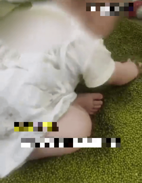 無品婦將幼嬰放超市綠豆堆玩耍。 無品婦將幼嬰放超市綠豆堆玩耍。