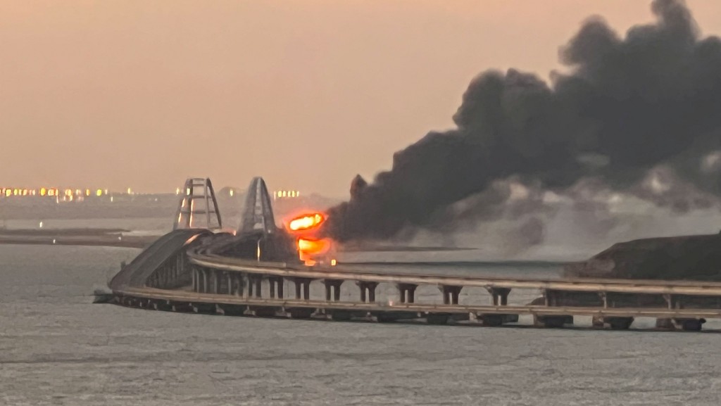 克里米亞大橋發生大火及爆炸。路透圖片
