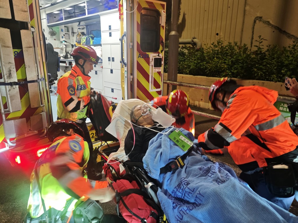 大埔宏福苑五級火至周四凌晨仍未撲熄,至今造成36人死亡,279人失聯,另有29人留醫,其中7人危殆。伍明輝攝 大埔宏福苑五級火至周四凌晨仍未撲熄,至今造成36人死亡,279人失聯,另有29人留醫,其中7人危殆。伍明輝攝