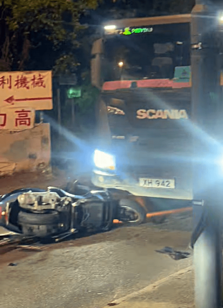 電單車險攝入泥頭車車頭。fb：馬路的事 (即時交通資訊台)