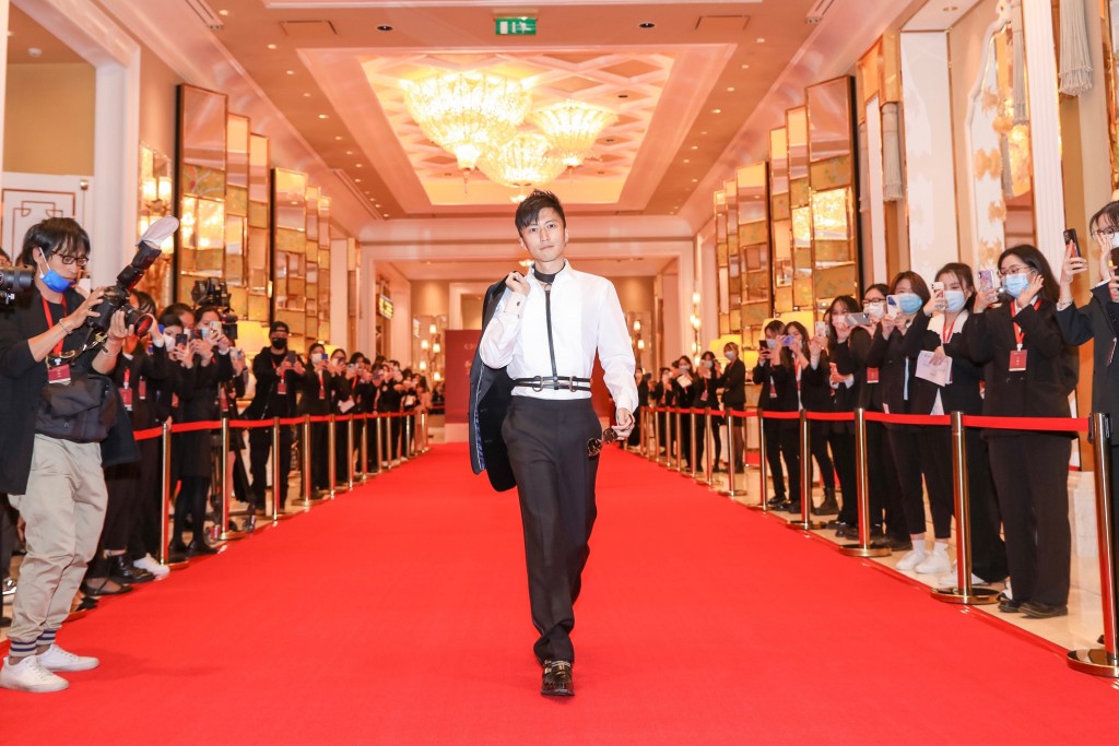 霆锋型爆现身红地毯,成为全场焦点。