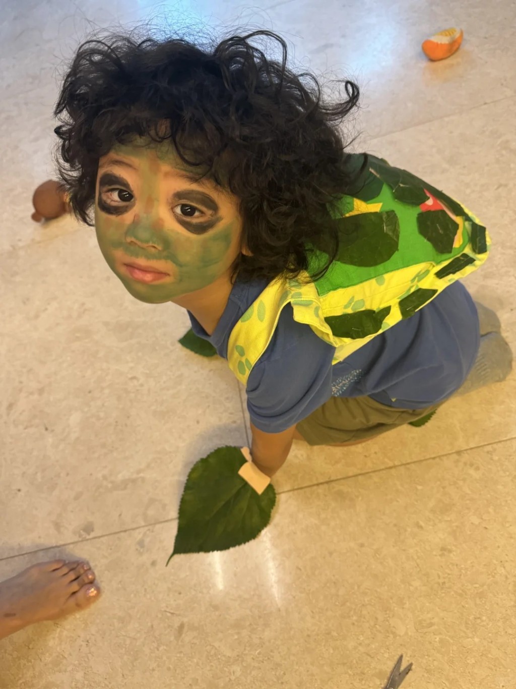 张乐儿爬在地上扮海龟。