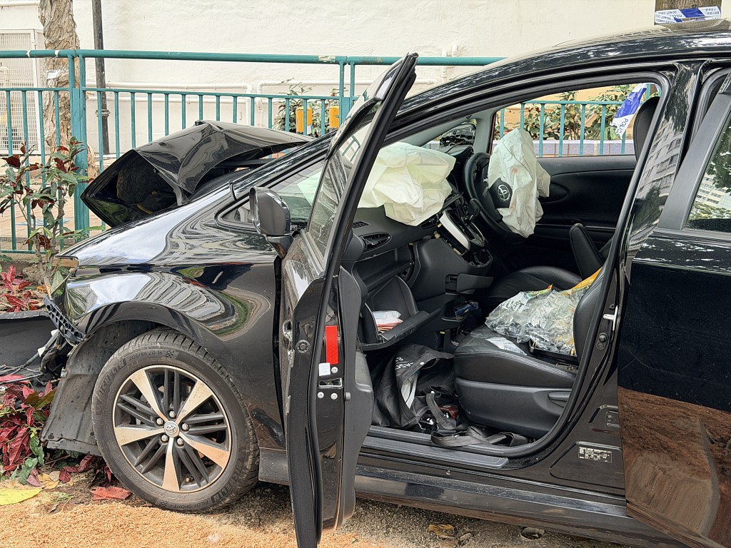 車內氣袋彈出。梁國峰攝 車內氣袋彈出。梁國峰攝