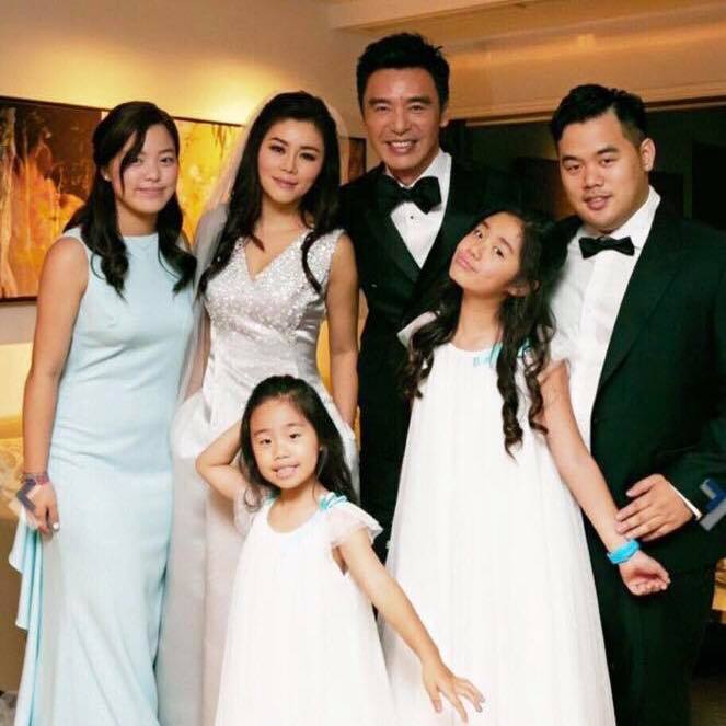 钟镇涛与前妻章小蕙所生的29岁长子钟嘉浚(右)。 FB图