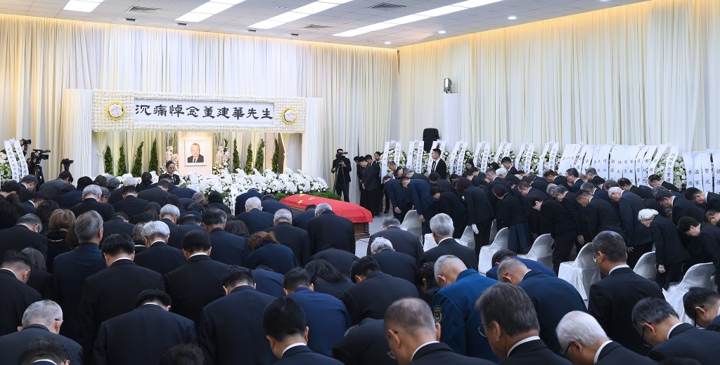 社會各界代表在靈堂致祭。政府新聞處