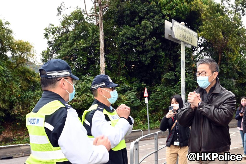 警務處處長蕭澤頤到沙田車公廟和大埔林村探訪當值的正規及輔警人員。香港警察fb圖片