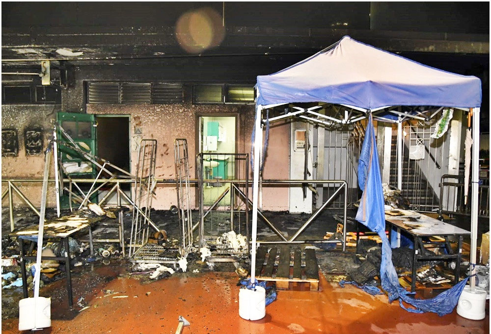 一批防護衣、消毒藥水、手套及帳篷等物資被焚毀。資料圖片