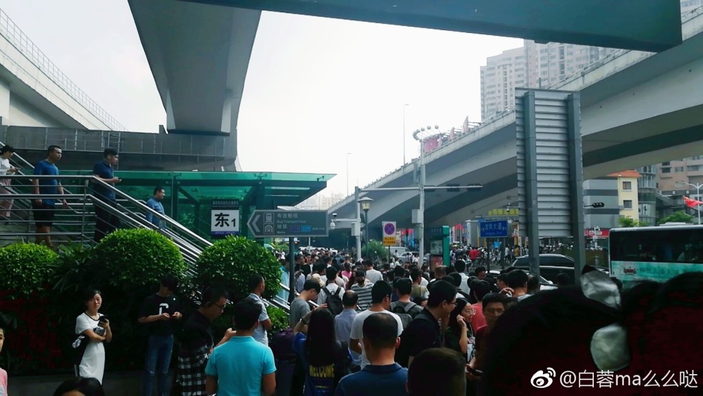 巴士站大排长龙。微博图片