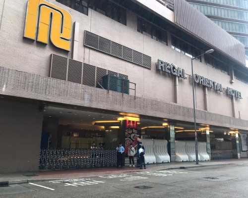 酒店門外架設水馬，有警員駐守酒店門口位置，住客及職員出入時須出示證明。