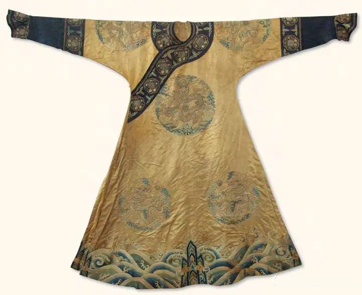 收藏於內蒙古赤峰博物館的龍袍。知乎@五月紫鳶