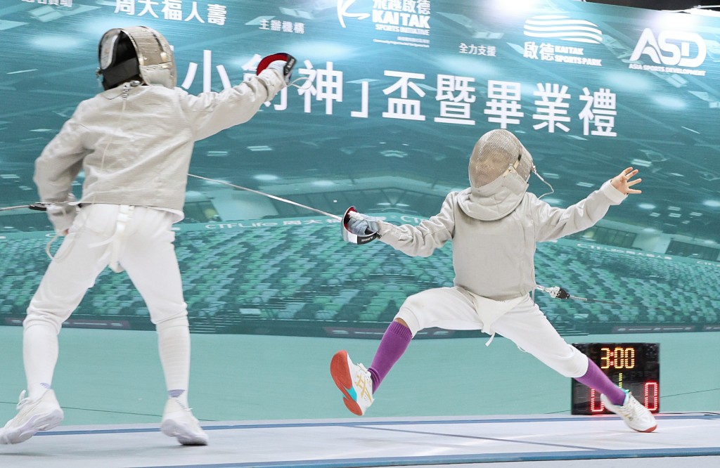 11歲的麥智霖(右)奪得男子9-12歲組冠軍。徐嘉華攝