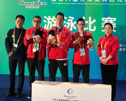 黃漢彥（中）在全國殘運會奪得五金佳績。香港殘疾人奧委會FB