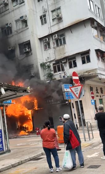 市民圍觀火警發生。