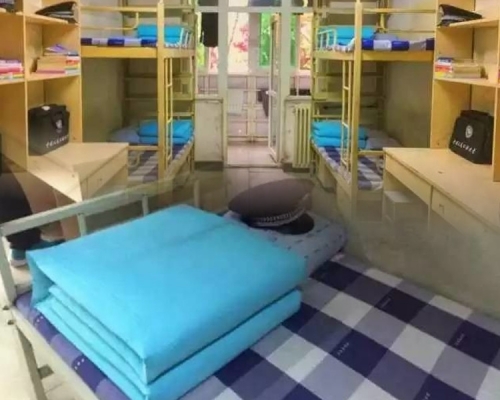 床舖全部被單都摺疊起來，有女生覺得很好。
