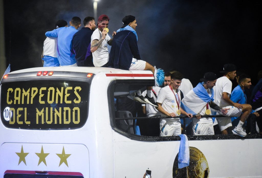 阿根廷球员坐上开蓬巴士巡游。Reuters